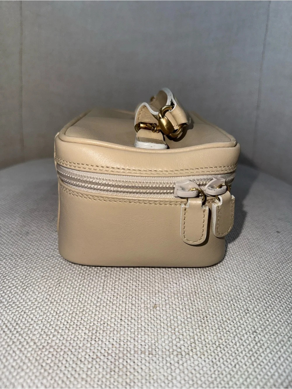 Beige Gucci Vanity Handbag/Cosmetic Case with Top Handle